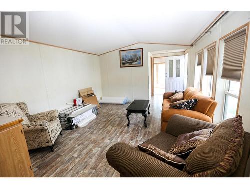 4564 Summer Road Unit# 15, Barriere, BC - Indoor Photo Showing Living Room