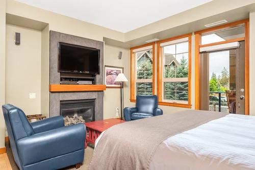 211-107 Village Centre Court, Vernon, BC - Indoor Photo Showing Bedroom With Fireplace