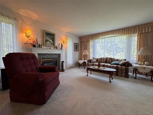 2495 Crestview Road, West Kelowna, BC - Indoor Photo Showing Living Room With Fireplace