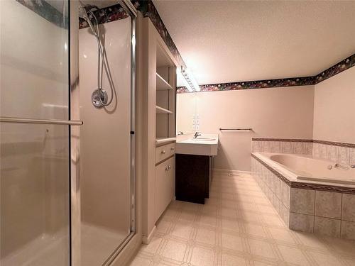 2495 Crestview Road, West Kelowna, BC - Indoor Photo Showing Bathroom