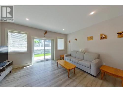 1330 10 Street Sw Unit# 11, Salmon Arm, BC - Indoor Photo Showing Living Room