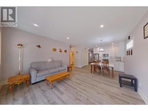 1330 10 Street Sw Unit# 11, Salmon Arm, BC - Indoor Photo Showing Living Room