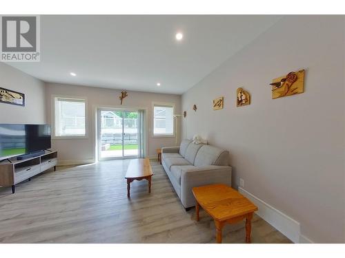 1330 10 Street Sw Unit# 11, Salmon Arm, BC - Indoor Photo Showing Living Room