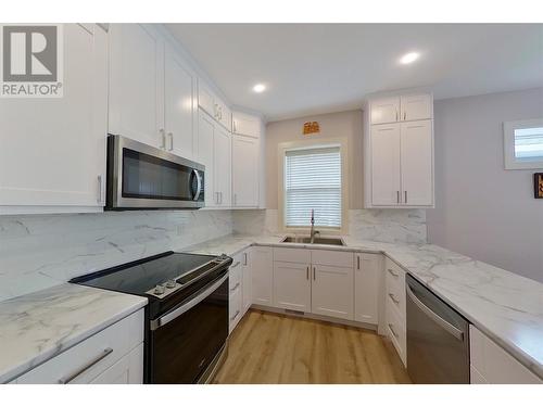 1330 10 Street Sw Unit# 11, Salmon Arm, BC - Indoor Photo Showing Kitchen With Double Sink