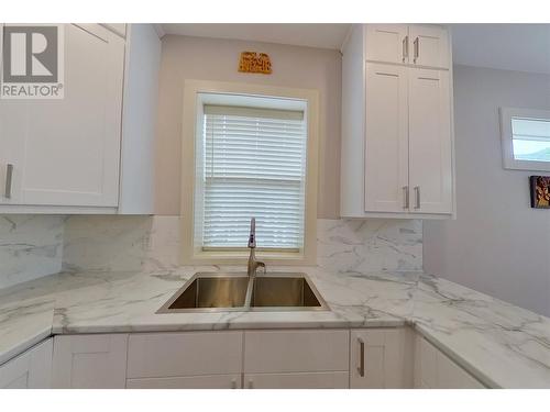 1330 10 Street Sw Unit# 11, Salmon Arm, BC - Indoor Photo Showing Kitchen