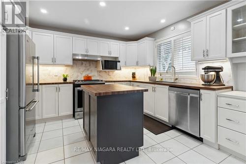 16 Burnham Court, Grimsby, ON - Indoor Photo Showing Kitchen With Upgraded Kitchen