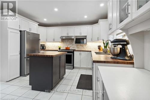 16 Burnham Court, Grimsby, ON - Indoor Photo Showing Kitchen With Double Sink With Upgraded Kitchen