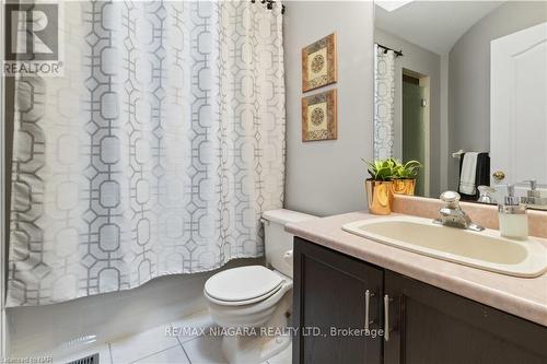 16 Burnham Court, Grimsby, ON - Indoor Photo Showing Bathroom