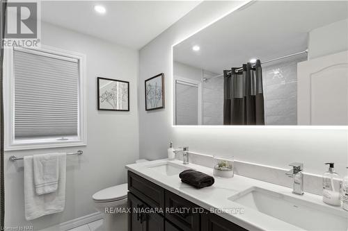 16 Burnham Court, Grimsby, ON - Indoor Photo Showing Bathroom