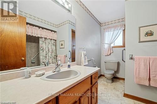 7853 Alfred Street, Niagara Falls, ON - Indoor Photo Showing Bathroom