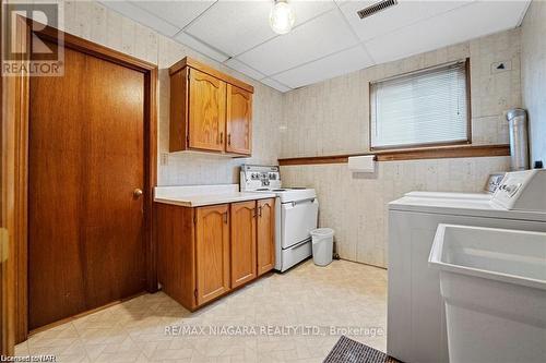 7853 Alfred Street, Niagara Falls, ON - Indoor Photo Showing Laundry Room
