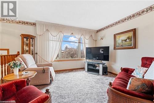 7853 Alfred Street, Niagara Falls, ON - Indoor Photo Showing Living Room