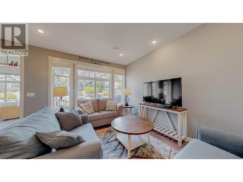 2450 Radio Tower Road Unit# 13, Oliver, BC - Indoor Photo Showing Living Room