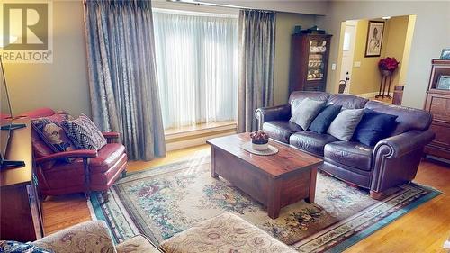 225 Parsons Avenue, North Bay, ON - Indoor Photo Showing Living Room