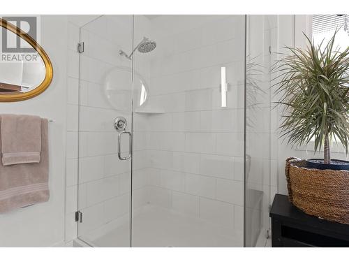 302 Upper Canyon Drive, Kelowna, BC - Indoor Photo Showing Bathroom