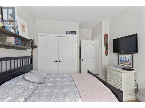 302 Upper Canyon Drive, Kelowna, BC - Indoor Photo Showing Bedroom