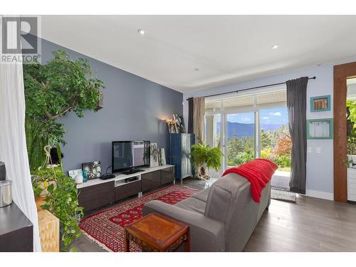 302 Upper Canyon Drive, Kelowna, BC - Indoor Photo Showing Living Room