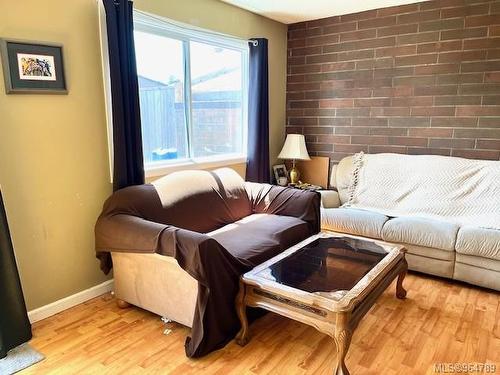 15-285 Harewood Rd, Nanaimo, BC - Indoor Photo Showing Living Room