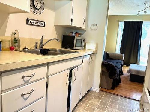 15-285 Harewood Rd, Nanaimo, BC - Indoor Photo Showing Kitchen With Double Sink