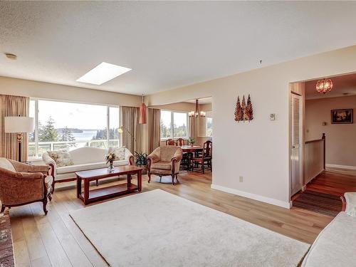 2452 Cardena Cres, Port Mcneill, BC - Indoor Photo Showing Living Room