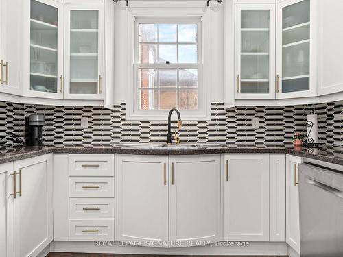 4 Kittredge Crt, Richmond Hill, ON - Indoor Photo Showing Kitchen With Upgraded Kitchen