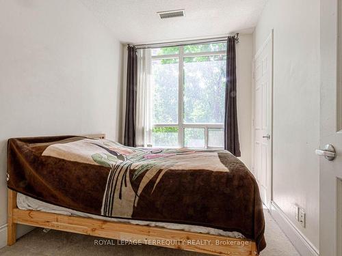 226-3888 Duke Of York Blvd, Mississauga, ON - Indoor Photo Showing Bedroom