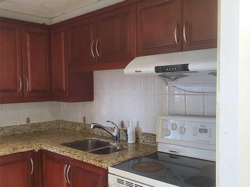 1407-3590 Kaneff Cres, Mississauga, ON - Indoor Photo Showing Kitchen With Double Sink