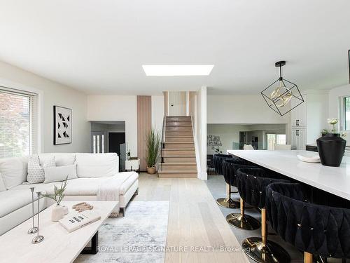 9 Leslie Dr, Hamilton, ON - Indoor Photo Showing Living Room