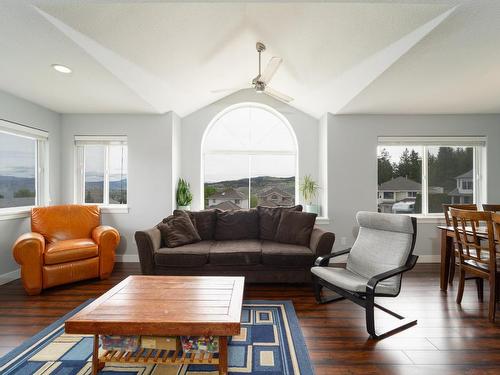 2433 Drummond Crt, Kamloops, BC - Indoor Photo Showing Living Room