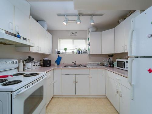 2433 Drummond Crt, Kamloops, BC - Indoor Photo Showing Kitchen With Double Sink