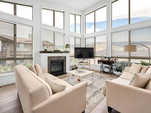 23-130 Colebrook Rd, Kamloops, BC - Indoor Photo Showing Living Room With Fireplace