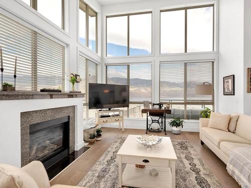 23-130 Colebrook Rd, Kamloops, BC - Indoor Photo Showing Living Room With Fireplace