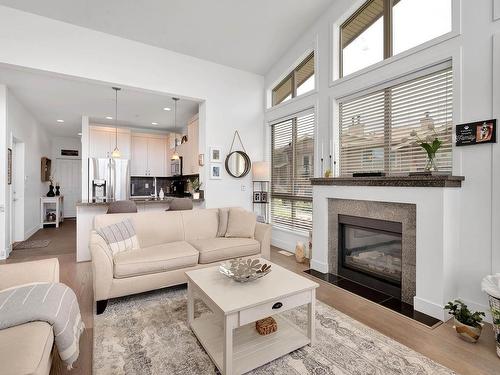 23-130 Colebrook Rd, Kamloops, BC - Indoor Photo Showing Living Room With Fireplace