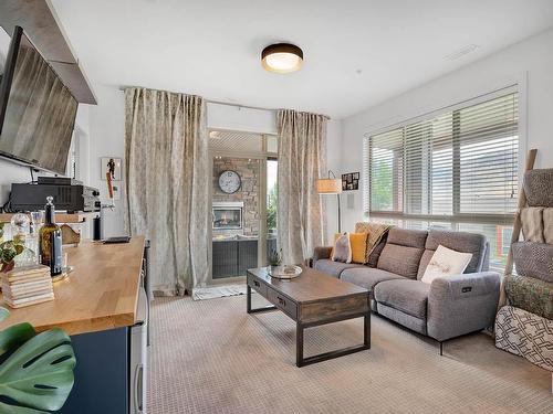 23-130 Colebrook Rd, Kamloops, BC - Indoor Photo Showing Living Room