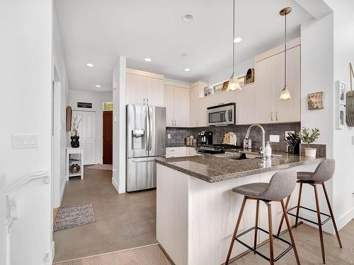 23-130 Colebrook Rd, Kamloops, BC - Indoor Photo Showing Kitchen With Upgraded Kitchen