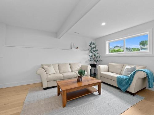667 Douglas Street, Kamloops, BC - Indoor Photo Showing Living Room