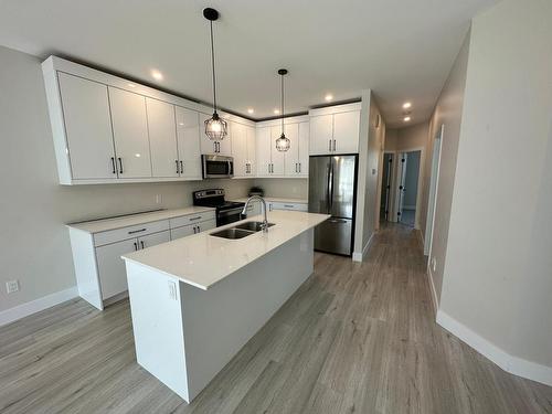 106-2648 Tranquille Rd, Kamloops, BC - Indoor Photo Showing Kitchen With Double Sink With Upgraded Kitchen