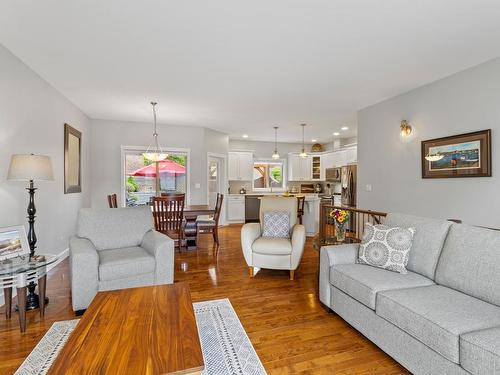 1911 Kechika Street, Kamloops, BC - Indoor Photo Showing Living Room