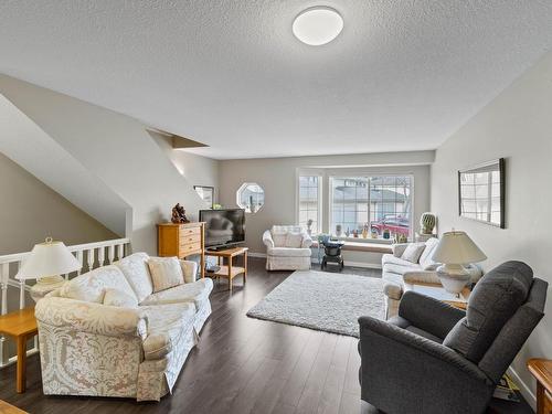 60-2020 Robson Place, Kamloops, BC - Indoor Photo Showing Living Room