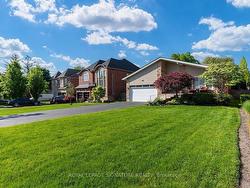 2394 Glengarry Rd  Mississauga, ON L5C 1Y2
