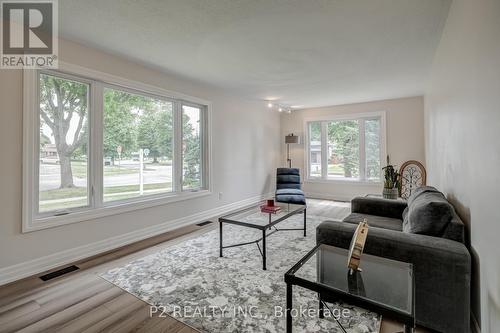 8148 Niven Street, Niagara Falls, ON - Indoor Photo Showing Living Room