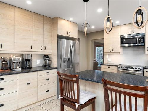 1397 Kingsview Rd, Duncan, BC - Indoor Photo Showing Kitchen With Upgraded Kitchen