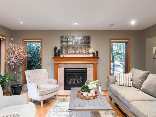 1397 Kingsview Rd, Duncan, BC - Indoor Photo Showing Living Room With Fireplace