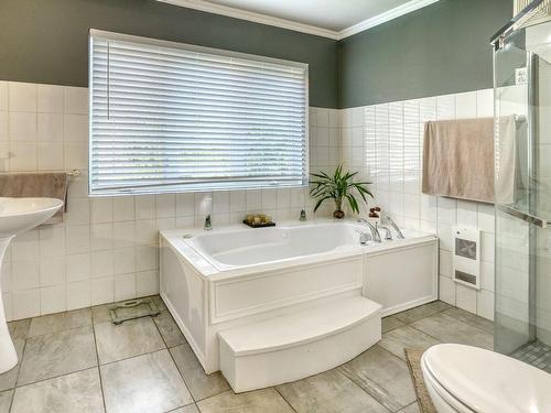 Bathroom - 5 Rue De L'Anse-Bleue, Laval (Laval-Des-Rapides), QC - Indoor Photo Showing Bathroom
