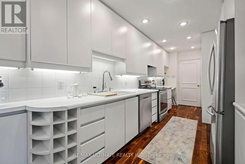 28 Saville Court, Markham, ON - Indoor Photo Showing Kitchen With Upgraded Kitchen