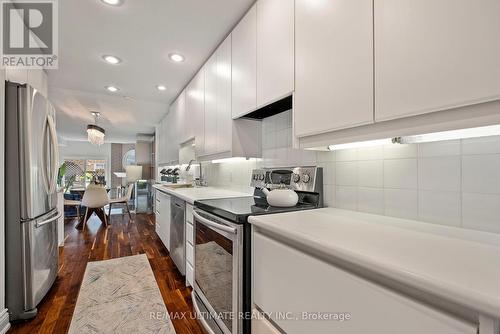 28 Saville Court, Markham, ON - Indoor Photo Showing Kitchen With Upgraded Kitchen