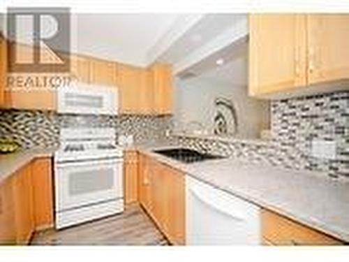8 - 2880 Headon Forest Drive, Burlington, ON - Indoor Photo Showing Kitchen With Upgraded Kitchen