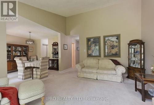 4095 Barbican Drive, Mississauga, ON - Indoor Photo Showing Living Room