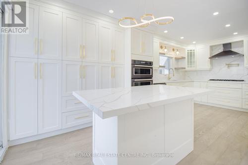 6413 Warbler Lane, Mississauga, ON - Indoor Photo Showing Kitchen With Upgraded Kitchen