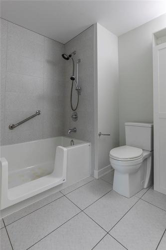 accessible bathtub - 320 Plains Road|Unit #517, Burlington, ON - Indoor Photo Showing Bathroom